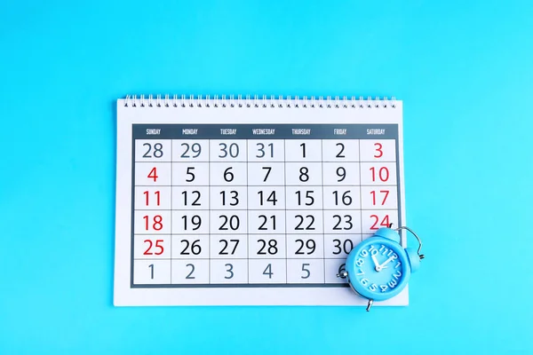 Calendário Despertador Fundo Azul Claro Flat Lay — Fotografia de Stock