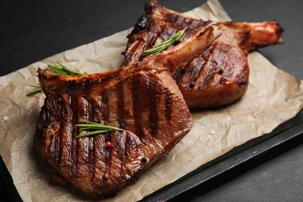 Heerlijke Biefstuk Met Rozemarijn Zwarte Tafel Close — Stockfoto
