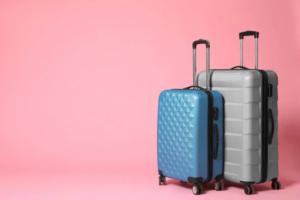 粉色背景的花哨的灰色和蓝色手提箱。 te的空间 — 图库照片