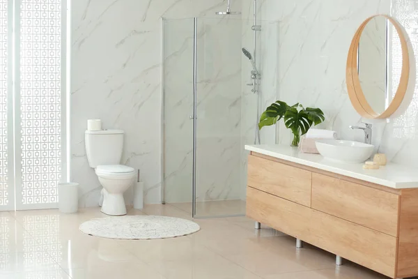 Interieur Des Modernen Badezimmers Mit Toilettenschüssel — Stockfoto