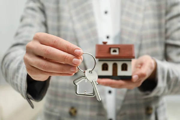 Agente Imobiliário Segurando Modelo Casa Chave Dentro Casa Close — Fotografia de Stock