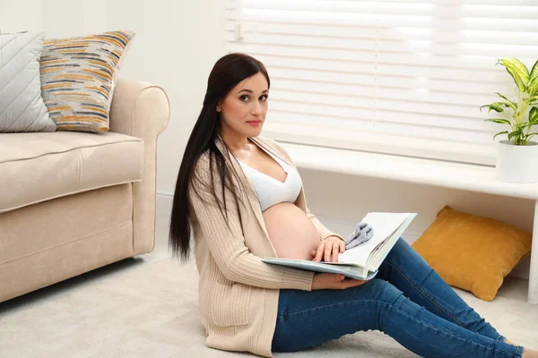 Schöne Schwangere Frau Mit Gedächtnisbuch Hause — Stockfoto