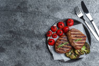 Gri masada servis edilen leziz sığır eti madalyonları. Metin için boşluk