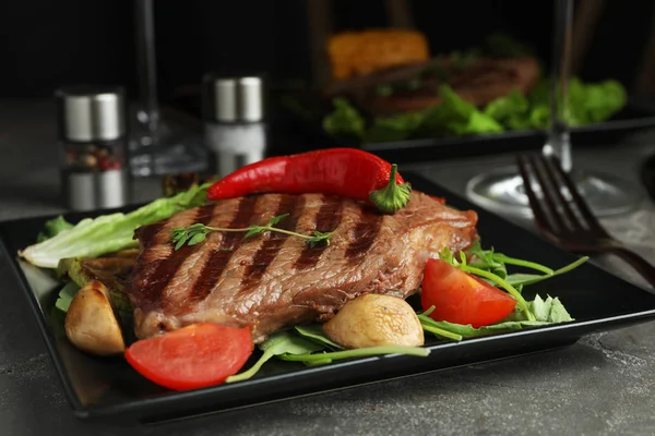 Heerlijke Biefstuk Geserveerd Grijze Tafel Close — Stockfoto