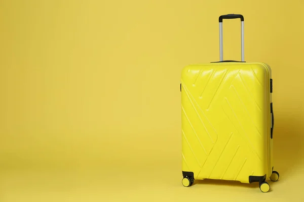 Mala elegante no fundo amarelo. Espaço para texto — Fotografia de Stock