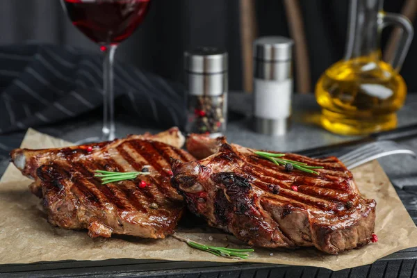 Heerlijke Biefstuk Geserveerd Tafel Close — Stockfoto