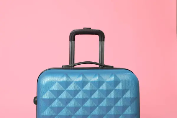 Elegante maleta azul para viajar sobre fondo rosa — Foto de Stock