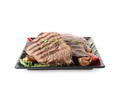 Beyaz et üzerine izole edilmiş lezzetli biftekli tabak.