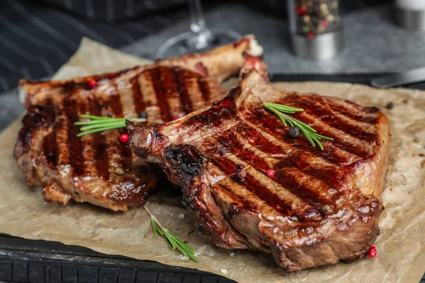 Délicieux Steaks Boeuf Servis Sur Table Gros Plan — Photo