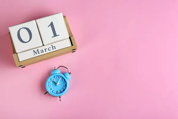 Trä Block Kalender Och Väckarklocka Rosa Bakgrund Platt Låg Plats — Stockfoto