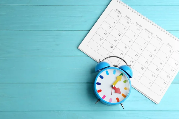 Calendar Alarm Clock Light Blue Wooden Background Flat Lay Space — Stock Photo, Image