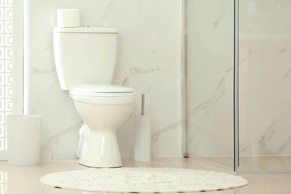 Bacia Vaso Sanitário Moderno Com Rolo Papel Banheiro — Fotografia de Stock