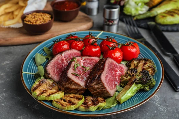 Delicioso Filete Ternera Rodajas Servido Sobre Mesa Gris Primer Plano — Foto de Stock