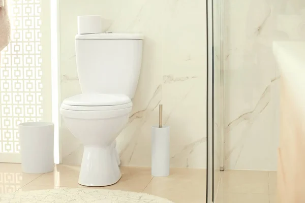 Moderne Toilettenschüssel Mit Papierrolle Badezimmer — Stockfoto