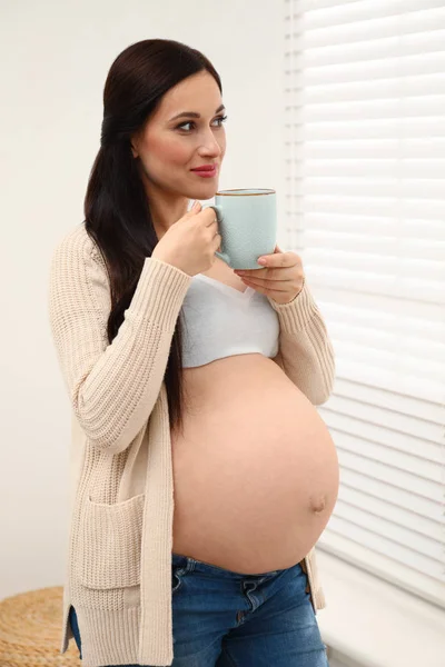 Schöne Schwangere Frau Mit Einer Tasse Heißgetränk Fenster Hause — Stockfoto