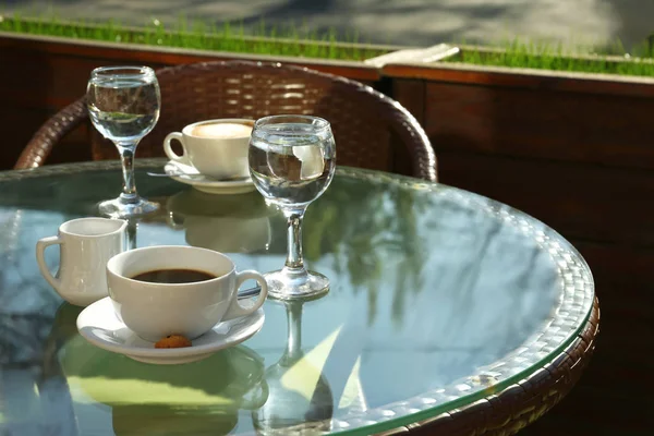 Cup of fresh aromatic coffee at table in cafe — Stock Photo, Image