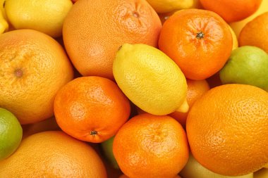 Arka plan olarak mandalina, portakal, limon ve limon, üst görünüm