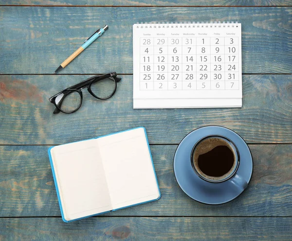 Composition Plate Avec Calendrier Tasse Café Sur Table Bois Bleu — Photo