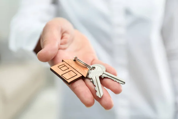 Agente Imobiliário Segurando Chaves Casa Com Bugiganga Close — Fotografia de Stock