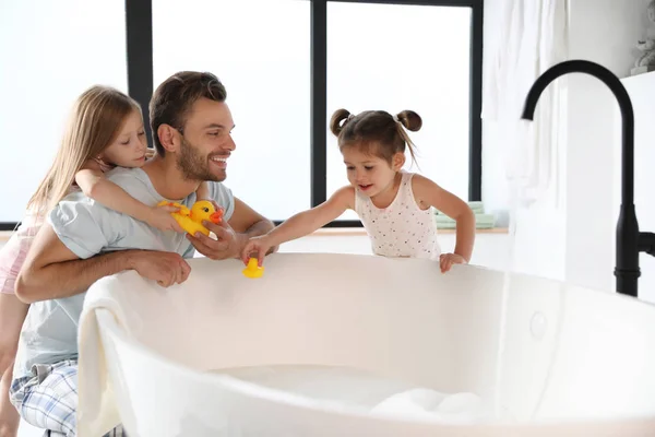 Giovane Padre Con Figlie Bagno — Foto Stock