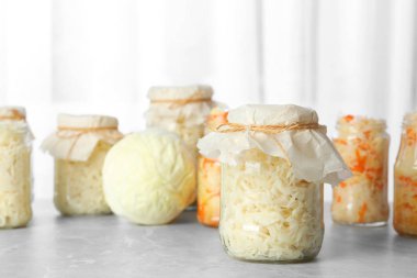 Açık gri mermer masada ev yapımı mayalanmış lahana.