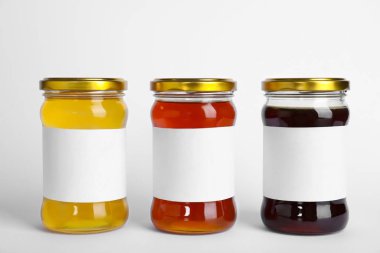 Beyaz üzerinde boş etiketleri olan farklı bal türleri