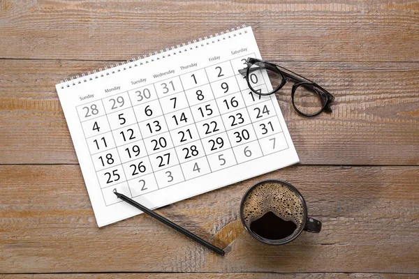 Platt Låg Sammansättning Med Kalender Och Kopp Kaffe Träbord — Stockfoto