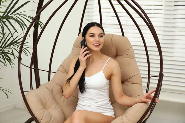 Mulher Bonita Roupa Interior Branca Falando Telefone Casa — Fotografia de Stock