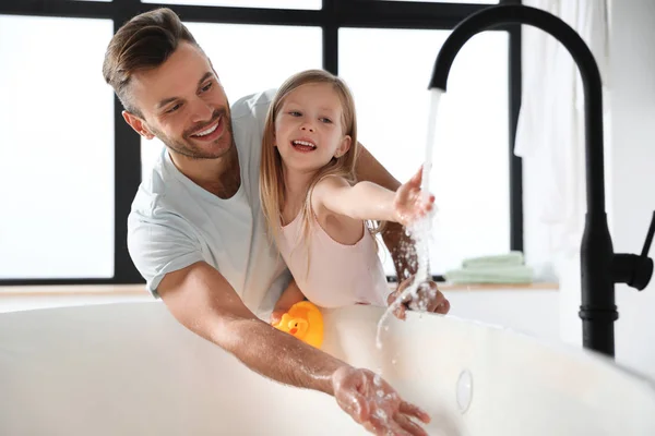 Vater Mit Seiner Süßen Kleinen Tochter Die Badewanne Badezimmer Füllt — Stockfoto