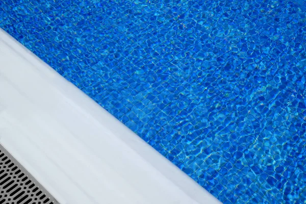 Piscina exterior con agua clara en un día soleado —  Fotos de Stock