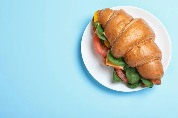 Smaklig Vegetarisk Croissant Smörgås Ljusblå Bakgrund Ovanifrån Plats För Text — Stockfoto