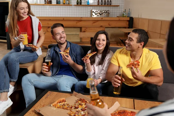 Grupo Amigos Divirtiéndose Con Deliciosa Pizza Cafetería —  Fotos de Stock