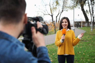 Park 'ta çalışan genç gazeteci ve video operatörü