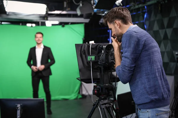 Présentateur Opérateur Caméra Vidéo Travaillant Studio Diffusion Nouvelles — Photo