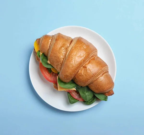 Smaklig Vegetarisk Croissant Smörgås Ljusblå Bakgrund Ovanifrån — Stockfoto