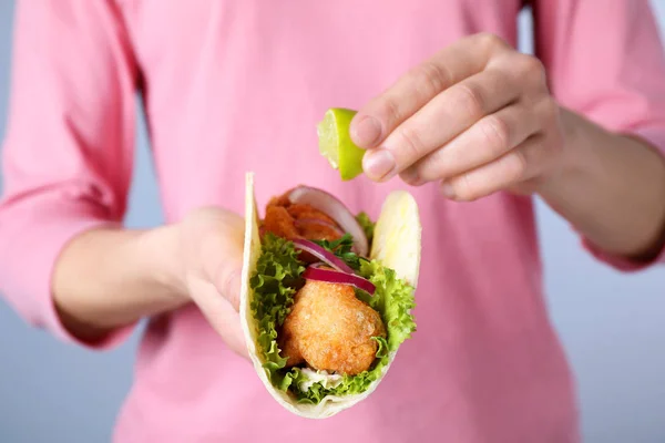 Mulher Apertando Limão Taco Peixe Contra Fundo Cinza Close — Fotografia de Stock