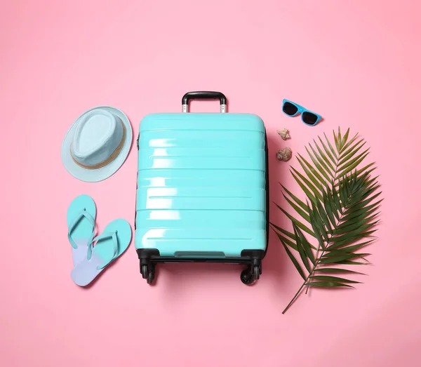 Composición plana con maleta sobre fondo rosa — Foto de Stock