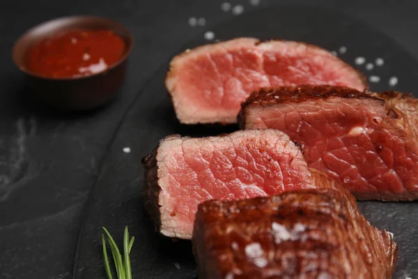 Delicioso Lombo Carne Cortada Fatias Mesa Preta Close — Fotografia de Stock