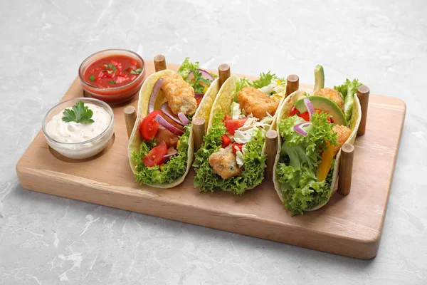 Deliciosos Tacos Peixe Servidos Mesa Mármore Cinza — Fotografia de Stock