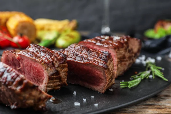 Heerlijke Gesneden Biefstuk Geserveerd Tafel Close — Stockfoto