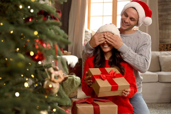 Šťastný Pár Dárkovými Krabicemi Obývacím Pokoji Zdobené Vánoce — Stock fotografie