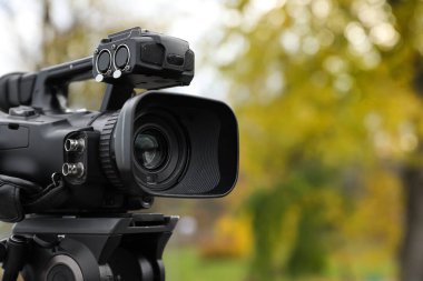 Profesyonel video kamera açık havada. Metin için boşluk
