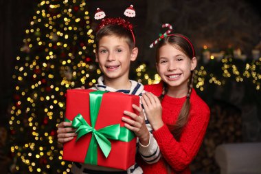 Evde Noel hediyeli mutlu çocukların portresi