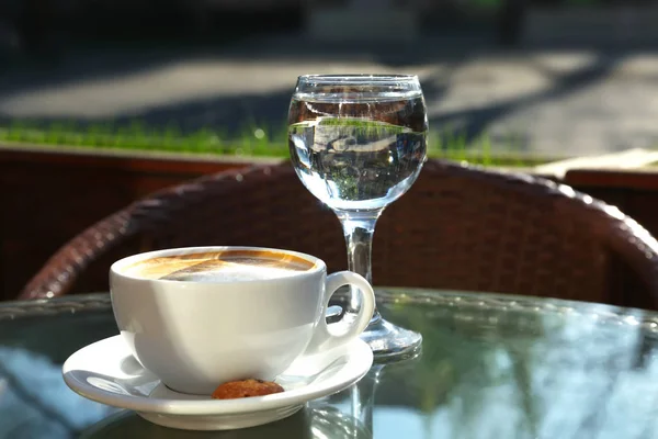 Taza de café aromático fresco en la mesa en la cafetería — Foto de Stock