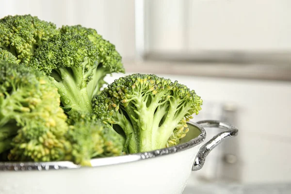 Raw Green Broccoli Colander Indoors Close — Stock fotografie