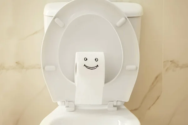 Rulla Papper Med Roligt Ansikte Toalettstolen Badrummet — Stockfoto
