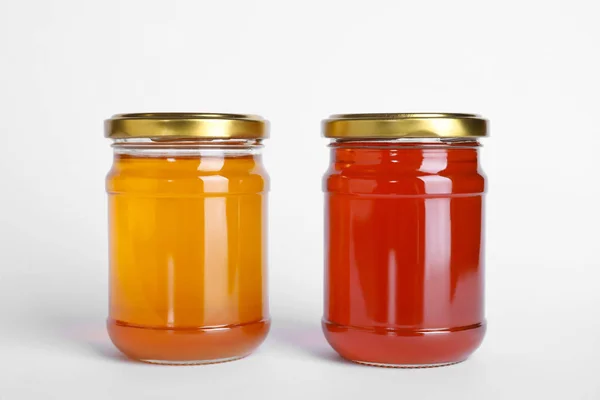 Diversi tipi di miele isolato su bianco — Foto Stock