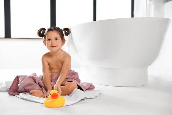 Linda Niña Cerca Bañera Baño Espacio Para Texto — Foto de Stock