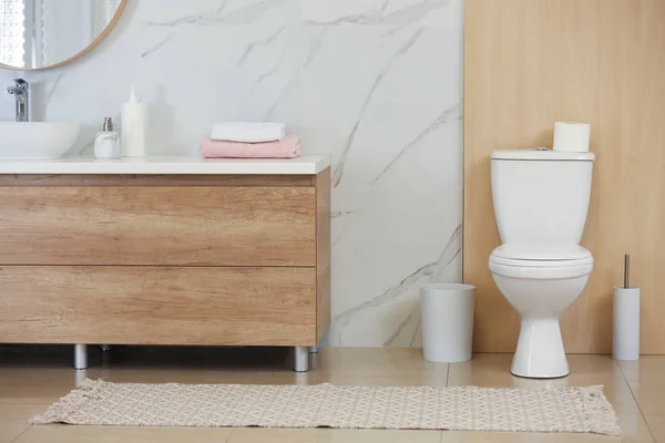 Interieur Des Modernen Badezimmers Mit Toilettenschüssel — Stockfoto