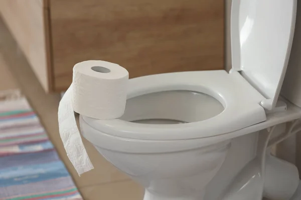 Moderne Toiletpot Met Rol Papier Badkamer — Stockfoto